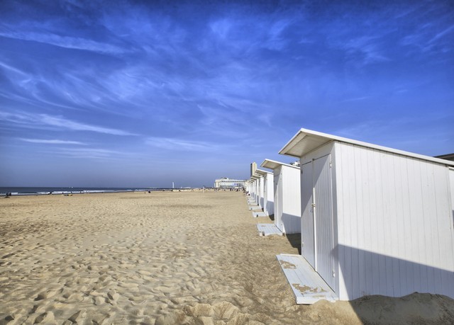 Witte strand cabines aan de kust van Oostende - White beach cabins at Ostend, Belgium