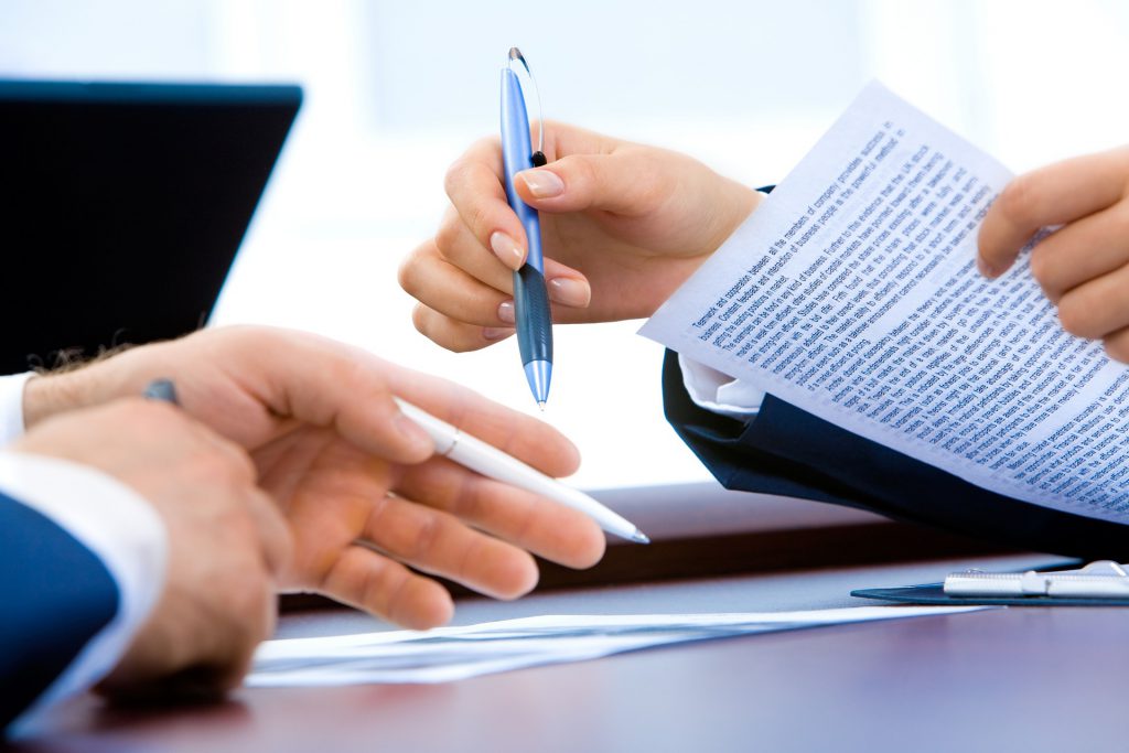 ondertekening overeenkomst pen en papier